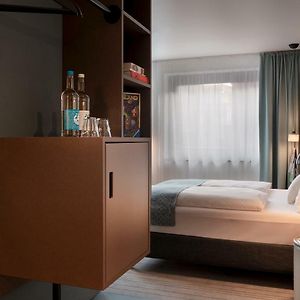 Mittelgroßes Zimmer mit Kingsize-Bett