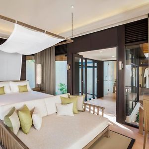 Großes Zimmer mit Kingsize-Bett