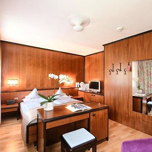 Zimmer mit Kingsize-Bett