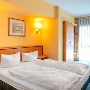 Zimmer mit Kingsize-Bett