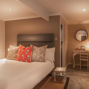 Zimmer mit Kingsize-Bett
