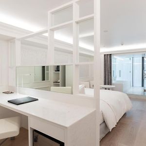 Zimmer mit Kingsize-Bett