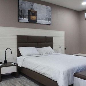 Zimmer mit Kingsize-Bett