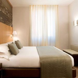 Zimmer mit Kingsize-Bett