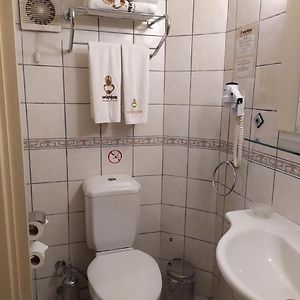 Großes Zimmer mit Kingsize-Bett