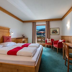 Zimmer mit Kingsize-Bett