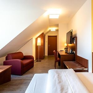 Zimmer mit Kingsize-Bett