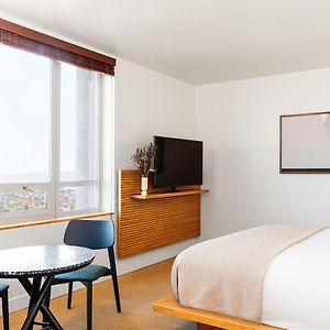 Großzügiges Zimmer mit Kingsize-Bett