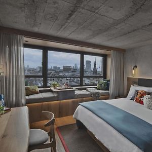 Zimmer mit Kingsize-Bett