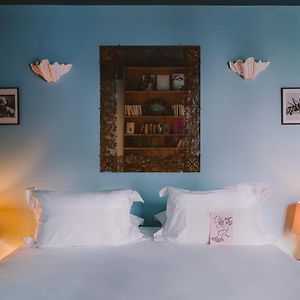 Großes Zimmer mit Kingsize-Bett