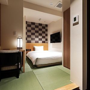 Zimmer mit Kingsize-Bett