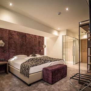Traditionelles Zimmer mit Kingsize-Bett