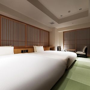 Eck-Zimmer im Japanischen Stil mit zwei Einzelbetten