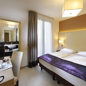 Zimmer mit Kingsize-Bett