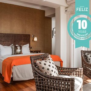 Großes Zimmer mit Kingsize-Bett