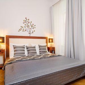Zimmer mit Kingsize-Bett