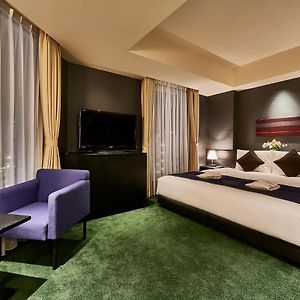 Eck-Zimmer mit Kingsize-Bett