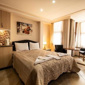 Zimmer mit Kingsize-Bett