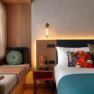 Zimmer mit Kingsize-Bett