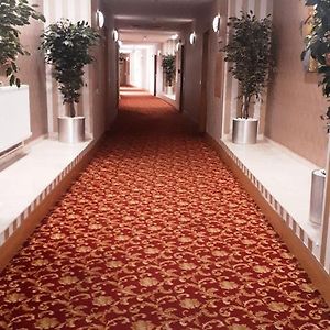 Zimmer mit Kingsize-Bett