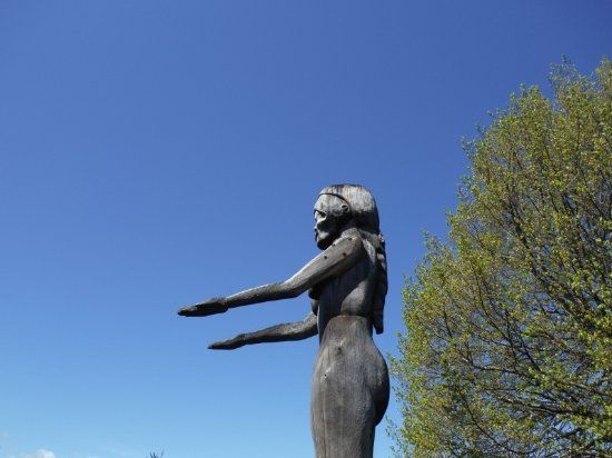 Nuu-Chah-Nulth Whaling Canoe Skulptur